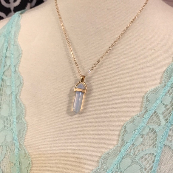 Jewelry - 🔴 5/$20 Iridescent quartz stone necklace crystal